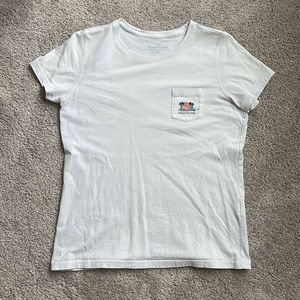 White Vineyard Vines tee-shirt
